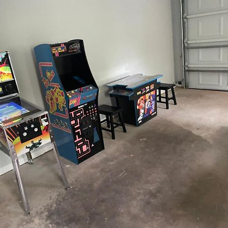 Cozy Home With Arcade, Ping Pong & Fenced Backyard 로렌스빌 외부 사진