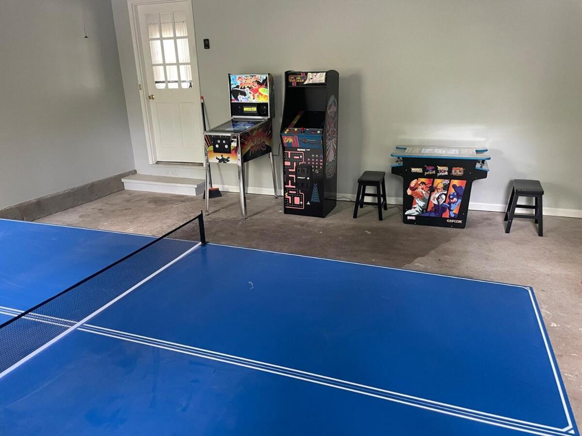 Cozy Home With Arcade, Ping Pong & Fenced Backyard 로렌스빌 외부 사진